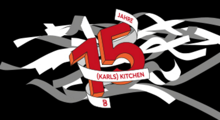 Grafische Darstellung einer roten Zahl 15, umgeben von weißen und grauen Bändern auf schwarzem Hintergrund. Die Zahl symbolisiert ein Jubiläum oder einen besonderen Anlass